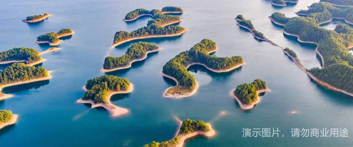 最好的地方，是没去过的地方。最好的时光，是回不来的时光